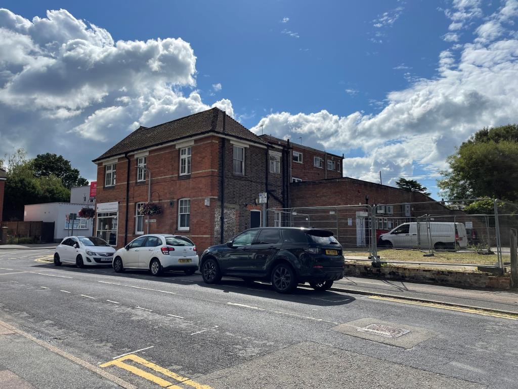 Lot: 140 - COMMERCIAL PROPERTY WITH PLANNING CONSENT FOR CONVERSION TO FLATS - Side property with commercial unit on ground floor and upper parts